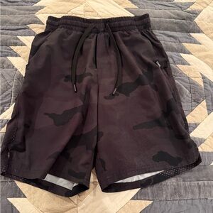 UNRL Men's Black Camo 7.5 Athletic Shorts - Small